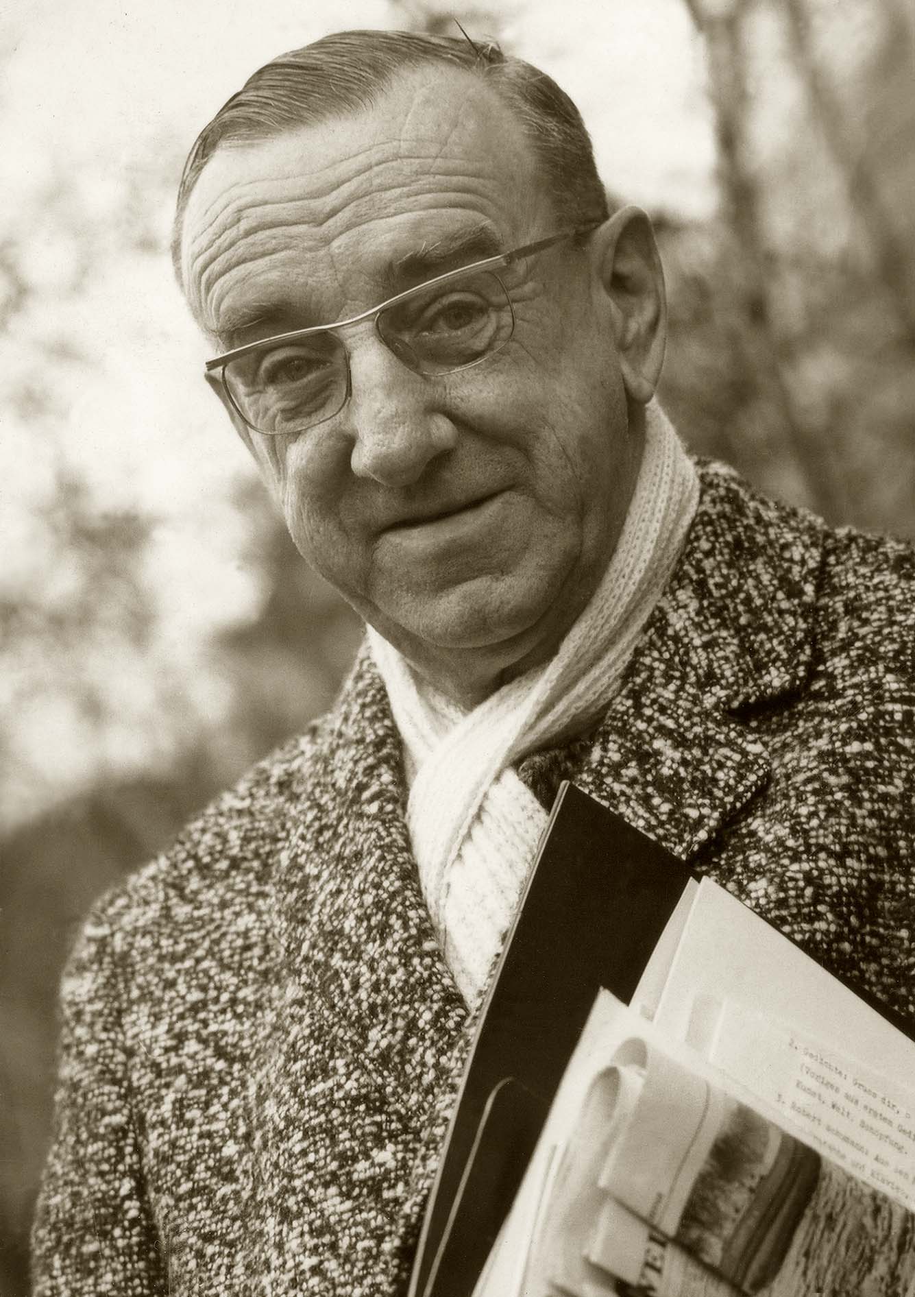 Bolo mit Zeitung und Schreibmappe. Ein Portrait seines Kollegen Hans Bertolf.