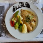 Filets de truite du Doubs meunière, eine der vielen lokalen Köstlichkeiten im Hôtel de la gare.